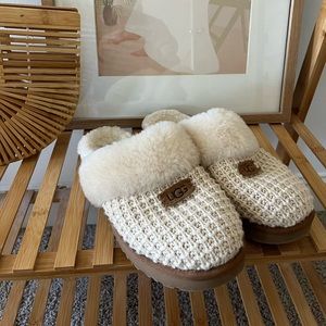 UGG Cozy Knit Slipper in Cream Size 10